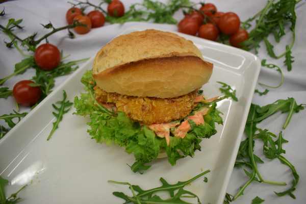 Schnitzelbrötchen Knuspriges Schnitzel, Brötchen, Salat, Sauce